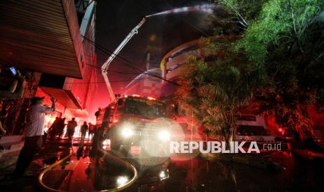 Petugas pemadam kebakaran berusaha memadamkan api yang menghanguskan bangunan Glodok Plaza, Taman Sari, Jakarta, Kamis (16/1/2025) dini hari. Sebanyak 44 mobil pemadam kebakaran dan 230 personel dikerahkan untuk memadamkan api yang menghanguskan bangunan Gedung Glodok Plaza. Kebakaran terjadi pada Rabu (15/1) sekitar pukul 21.22 WIB yang diduga bersumber dari diskotek di lantai tujuh. Hingga Kamis (16/1) dini hari sekitar pukul 02.33 WIB, kobaran api masih menyala didalam gedung Glodok Plaza. Dalam peristiwa ini, penyebab kebakaran masih diselidik oleh petugas dan laporan sementara tidak terdapat lorban jiwa dalam peristiwa tersebut.