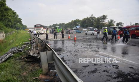 Suasana dilokasi kejadian kecelakaan di Tol Jakarta-Cikampek Km 58, Karawang, Jawa Barat, Senin (8/4/2024). Kecelakaan yang terjadi di jalur contraflow tersebut melibatkan dua minibus dan sebuah bus yang mengakibatkan 9 orang tewas dan 2 orang luka berat.