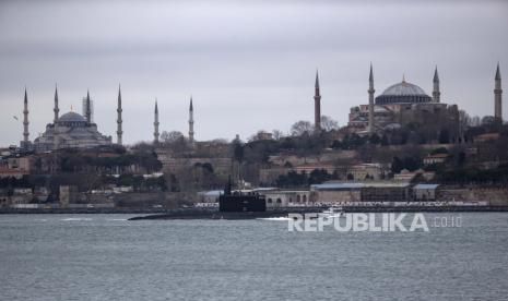  6,5 Juta Orang Telah Berkunjung ke Hagia Sophia. Foto:  Kapal selam diesel-listrik Angkatan Laut Rusia Rostov-on-Don berlayar ke arah Bosphorus saat Laut Hitam di depan Masjid Biru dan Masjid Hagia Sophia di Istanbul, Turki, 13 Februari 2022. Kapal Angkatan Laut Rusia transit di Laut Hitam untuk latihan besar-besaran di tengah ketegangan antara Rusia dan Ukraina.