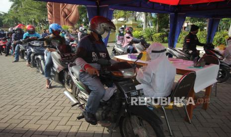 Warga mengikuti tes diagnostik cepat COVID-19 (Rapid Test) secara drive thru di halaman Tugu Pahlawan, Surabaya, Jawa Timur, Kamis (28/5/2020). Tes diagnostik cepat gratis yang digelar salah satu rumah sakit swasta di Surabaya itu guna mengetahui kondisi kesehatan warga sebagai upaya untuk mencegah penyebaran virus Corona (COVID-19).