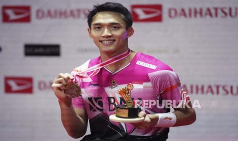 Juara Indonesia Jonatan Christie memegang trofi dan medalinya setelah mengalahkan Chico Aura Dwiwardoyo dari Indonesia dalam pertandingan final tunggal putra di turnamen bulu tangkis Indonesia Masters di Stadion Istora di Jakarta, Indonesia. (Ahad, 29/1/2023).Indonesia