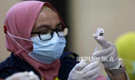 Seorang tenaga kesehatan menyiapkan suntikan vaksinasi COVID-19, (ilustrasi). Gubernur Kepulauan Bangka Belitung (Babel), Erzaldi Rosman Djohan, memfokuskan melakukan percepatan vaksinasi Covid-19 tahap kedua kepada guru dan masyarakat lanjut usia di Kabupaten Belitung yang masih rendah.