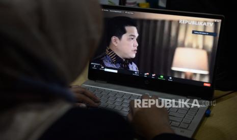 Menteri BUMN Erick Thohir memberikan keynote speech pada acara webinar Outlook Ekonomi Syariah 2021 di Jakarta, Rabu (2/12). Acara yang merupakan rangkaian dari Road To Anugerah Republika 2020 ini mengangkat tema Momentum Akselerasi Ekonomi Syariah Yang Berdaya Tahan