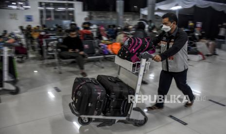 Porter membawa barang millik calon penumpang di Stasiun Kiaracondong, Kota Bandung, Kamis (29/4). KAI memberikan santunan senilai Rp 328 juta kepada porter stasiun di 12 wilayah kerja.