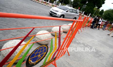 Barikade dipasang untuk penyekatan kawasan Titik Nol Yogyakarta, Selasa (29/12). Barikade dipasang di kawasan Titik Nol Yogyakarta untuk mengurangi keramaian saat libur tahun baru. Kawasan Titik Nol Yogyakarta, Tugu Pal Putih, dan Malioboro masih menjadi tujuan utama wisatawan saat berkunjung ke Yogyakarta.