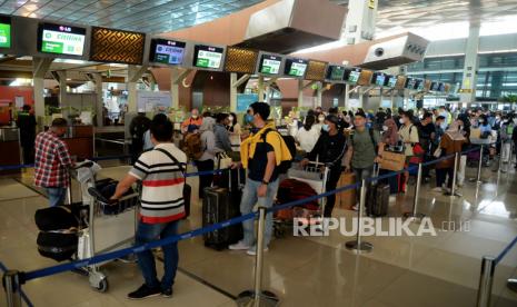 Calon penumpang pesawat antre untuk check in di Terminal 3 Bandara Soekarno Hatta, Tangerang, Banten, Kamis (20/4/2023). 