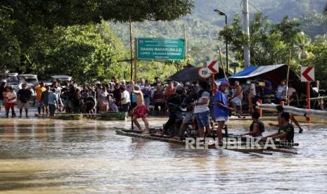  Kerumunan pengendara yang terdampar terlihat di jalan yang banjir setelah Topan Vamco di kota Lopez, provinsi Quezon, Filipina, 13 November 2020. Menurut laporan, jumlah korban tewas naik menjadi setidaknya 26 saat Topan Vamco menyebabkan banjir di Metro Manila, provinsi tetangga dan sebagian wilayah Bicol setelah melakukan pendaratan di wilayah selatan Luzon.