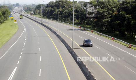 PSBB Hari Pertama, Jalur Puncak-Cianjur Lengang. Kendaraan pribadi keluar dari gerbang tol Ciawi menuju jalur wisata Puncak, Kabupaten Bogor, Jawa Barat.