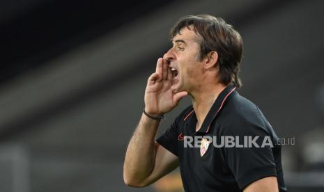  Pelatih Sevilla Julen Lopetegui.