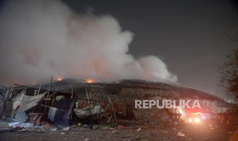 Kebakaran di Tempat Pembuangan Akhir (TPA) Putri Cempo, Mojosongo, Surakarta, Jawa Tengah, Ahad (17/9/2023) dini hari. Blok B TPA Putri Cempo terbakar pada Sabtu (16/9/2023) siang sekitar pukul 13.00 WIB yang dipicu oleh cuaca panas yang tinggi menyebabkan tumpukan gas metana terbakar. Pemadaman dilakukan secara gabungan yang melibatkan petugas pemadam kebakaran dari DIY dan Kabupaten lain di Jawa Tengah. Hingga Ahad (17/9/2023) beberapa titik api dan kepulan asap tebal masih terlihat di lokasi kebakaran.