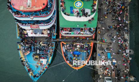 Foto udara sejumlah penumpang berada di atas KM Glory Mary (atas) dan KM Gregorius (bawah) di Pelabuhan Manado, Sulawesi Utara, Senin (23/12/2024). Arus mudik pada H-2 Natal 2024 di pelabuhan tersebut dipadati warga dari Kepulauan Siau, Tagulandang, Biaro, Sangihe dan Talaud untuk mudik dengan menggunakan kapal motor. 