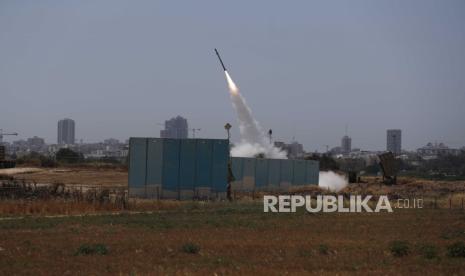  Sebuah rudal diluncurkan dari baterai Iron Dome di Israel selatan (ilustrasi). Jerman akan membeli sistem pertahanan canggih Israel Arrow 3, yang dirancang untuk mencegat rudal balistik jarak jauh. 