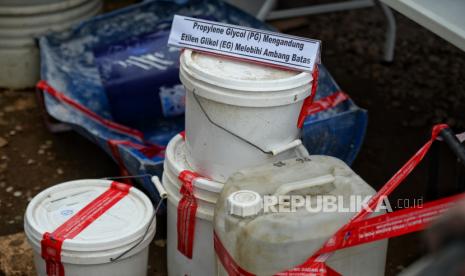 Barang bukti yang disita di kawasan gudang bahan kimia CV Samudra Chemical, Tapos, Depok, Jawa Barat, Rabu (9/11/2022). BPOM menyita sejumlah barang bukti dari gudang pemasok bahan baku obat sirop CV Samudra Chemical  yang tidak memenuhi syarat  berdasarkan hasil uji 12 sampel Propilen Glikol yang terdeteksi memiliki kandungan Etilen Glikol (EG) dan Dietilen Glikol (DEG) melebihi ambang batas dari persyaratannya sebesar 0,1 persen. Namun dari 12 sampel tersebut terdapat  9 sampel yang memiliki kadar EG dan DEG hingga 52 persen dan beberapa sample lainnya hingga 92 persen. Republika/Thoudy Badai