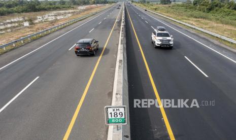 Sejumlah kendaraan pemudik melintas di Jalan Tol Trans Sumatera (JTTS) ruas Terbanggi Besar-Kayu Agung di Kabupaten Tulang Bawang, Lampung, Rabu (27/4/2022). Polda Lampung: Kendaraan melintasi Jalan Tol Sumatera masih normal