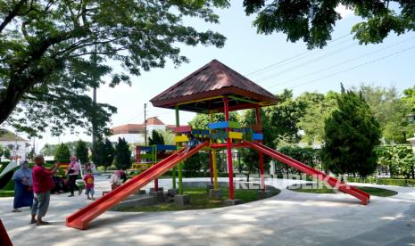 Naskah Khutbah Jumat: Membimbing dan Menjaga Mental Anak. Orang tua mendampingi anak-anak bermain di Taman ramah anak Museum Benteng Vredeburg, Yogyakarta, Kamis (6/1). Adanya taman ramah anak yang baru ini diharapkan menambah minat anak-anak berkunjung ke museum. Selain belajar sejarah, anak-anak juga masih bisa bermain di museum. Taman bermain anak-anak ini berada di halaman depan Museum Benteng Vredeburg.