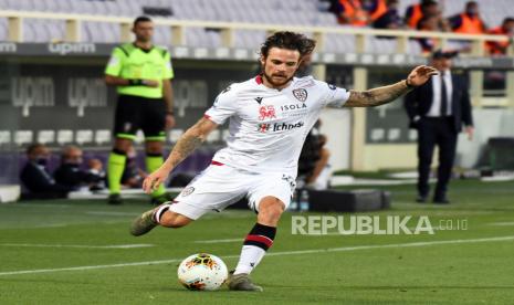  Nahitan Nandez dari Cagliari beraksi saat pertandingan sepak bola Serie A Italia antara ACF Fiorentina dan Cagliari Calcio di stadion Artemio Franchi di Florence, Italia, 08 Juli 2020.