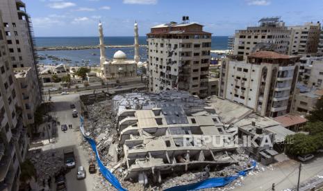 Pemandangan udara dari bangunan yang hancur setelah dihantam minggu lalu oleh serangan udara Israel, di Kota Gaza, Sabtu, 22 Mei 2021.