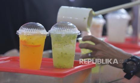 Pedagang melayani pembeli makanan untuk berbuka puasa (takjil) di Kawasan Bendungan Hilir (Benhil), Jakarta, Selasa (12/3/2024). 