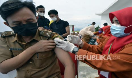 Petugas kesehatan  menyuntikkan vaksin COVID-19 dosis ketiga kepada pegawai Pemkot Bandar Lampung saat pencanangan vaksinasi Booster COVID-19 di Kantor Pemkot Bandar Lampung, Lampung, Selasa (18/1/2022). Pemerintah Kota Bandar Lampung melakukan kick off pelaksanaan vaksinasi Booster COVID-19 pada tahap awal menyasar Pegawai di lingkungan Pemkot Bandar Lampung sebagai upaya pencegahan penyebaran COVID-19 khususnya varian Omicron. 