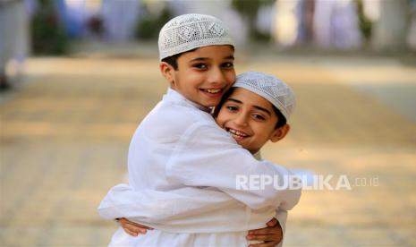  Anak-anak Muslim Pakistan saling bertegur sapa usai sholat Idul Fitri di Peshawar, Pakistan, Sabtu (22/4/2023). Cara Mendidik Anak yang Dicontohkan Nabi Yaqub