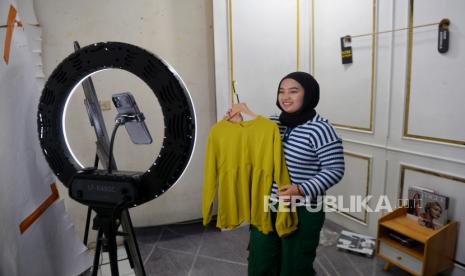 Pedagang menjual produknya dengan melakukan live streaming. Penjualan secara online sangat membantu penjualan. (ilustrasi)