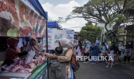 Sejumlah warga antre untuk membeli berbagai bahan pokok di Kantor Dinas Ketahanan Pangan dan Pertanian (DKPP) Kota Bandung, Jalan Arjuna, Kota Bandung, Jawa Barat, Senin (26/6/2023). 