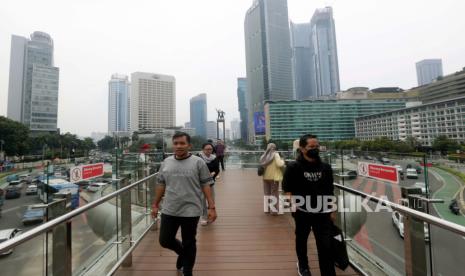 Orang Indonesia berjalan di Jakarta, Indonesia, 28 November 2022. Ekonom senior Institute for Development of Economics and Finance (Indef) Didin S Damanhuri mengatakan Indonesia harus berani melakukan reformasi ekonomi.