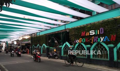 Hiasan kain putih dan hijau menghiasi halaman depan Masjid Jogokariyan, Yogyakarta, Senin (20/3/2023). 