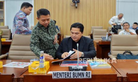 Menteri BUMN Erick Thohir saat menghadiri rapat kerja bersama Komisi VI DPR RI, di Gedung Nusantara I, Kompleks Parlemen, Jakarta, Senin (4/12/2023). Rapat tersebut membahas tentang laporan dan evaluasi pelaksanaan kinerja BUMN tahun 2023, evaluasi capaian kinerja BUMN Tahun 2023 dan rencana aksi pembinaan BUMN tahun 2024.