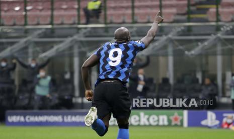 Romelu Lukaku dari Inter Milan melakukan selebrasi setelah mencetak gol pembuka timnya dalam pertandingan sepak bola grup B Liga Champions antara Inter Milan dan Borussia Moenchangladbach di stadion San Siro di Milan, Italia, Rabu, 21 Oktober 2020. 