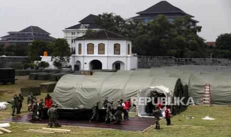 Personel TNI dan PMI Kota Solo menyelesaikan pembangunan Rumah Sakit Lapangan (Rumkitlap) TNI di Benteng Vastenburg, Solo, Jawa Tengah, Senin (25/1/2021). TNI AD membangun Rumkitlap tersebut sebagai rumah sakit darurat COVID-19 berkapasitas 100 tempat tidur dengan 100 tenaga kesehatan untuk menangani pasien COVID-19 di Solo Raya. 