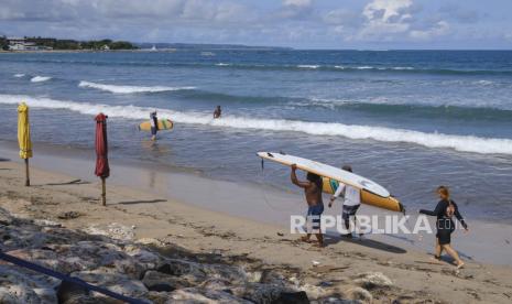  Turis Asing berjalan-jalan di pantai Kuta, Bali. Badan Meteorologi, Klimatologi, dan Geofisika (BMKG) meminta masyarakat mewaspadai potensi banjir pesisir atau rob di 26 pantai di Bali akibat fenomena fase bulan baru dan gerhana matahari hibrida pada 20-24 April 2023.