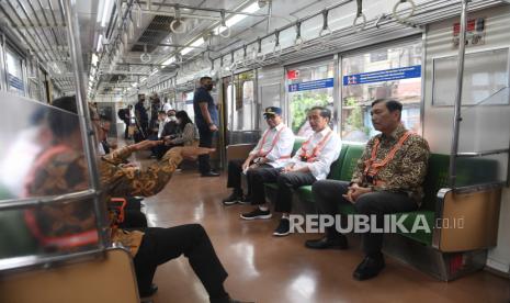 Presiden Joko Widodo (tengah) didampingi Menko Kemaritiman dan Investasi Luhut Binsar Pandjaitan (kanan) dan Menteri Perhubungan Budi Karya Sumadi (kiri) menumpang KRL Commuter Line Jakarta dari Stasiun Tanah Abang menuju Stasiun Manggarai untuk meresmikan pengembangan Stasiun Manggarai tahap 1 di Jakarta, Senin (26/12/2022). Presiden Joko Widodo meresmikan pengembangan Stasiun Manggarai tahap 1  yang merupakan salah satu stasiun dengan lalu lintas kereta api tersibuk di Indonesia. 