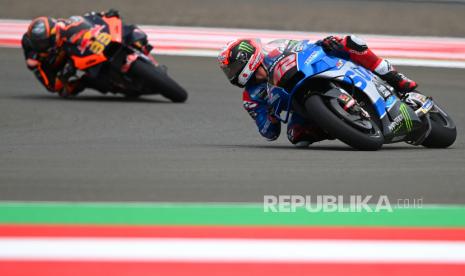 Pembalap Team Suzuki Ecstar Alex Rins memacu sepeda motornya di depan pembalap Red Bull KTM Factory Racing Brad Binder saat sesi latihan bebas 1 MotoGP seri Pertamina Grand Prix of Indonesia 2022 di Pertamina Mandalika International Street Circuit, Lombok Tengah, NTB, Jumat (18/3/2022). Ajang balapan MotoGP seri kedua 2022 tersebut berlangsung pada 18-20 Maret 2022. 