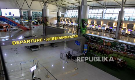 Suasana konter check-in penumpang di Terminal 2 Bandara Internasional  Juanda, Sidoarjo, Jawa Timur, Selasa (7/4/2020). Pemerintah melalui Kementerian Hukum dan Hak Asasi Manusia menetapkan larangan sementara masuk dan transit ke wilayah Indonesia bagi Warga Negara Asing (WNA) mulai tanggal 2 April 2020 hingga waktu yang belum ditentukan untuk mencegah penyebaran COVID-19 menyebabkan maskapai penerbangan internasional mengambil langkah dan kebijakan berupa pemberhentian operasional sementara