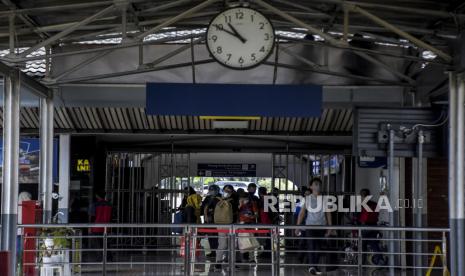 Calon penumpang berjalan menuju kereta api Argo Parahyangan di Stasiun Bandung, Kota Bandung, Rabu (20/4/2022). PT KAI Daop 2 Bandung memprediksi puncak arus mudik moda transportasi kereta api akan terjadi pada Sabtu (30/4/2022), dengan jumlah penumpang dari Stasiun Bandung ke arah timur sekitar 29.000 terhitung dari 28 April hingga 1 Mei 2022. Foto: Republika/Abdan Syakura