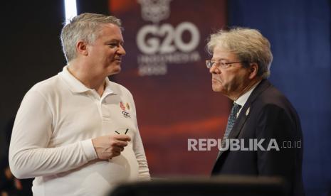 Komisaris Eropa untuk Ekonomi Paolo Gentiloni (kanan) dan Sekretaris Jenderal Organisasi untuk Kerja Sama dan Pembangunan Ekonomi (OECD) Mathias Cormann menghadiri sesi pleno selama KTT Pemimpin G20 di Bali, Indonesia, 16 November 2022. Kelompok Dua Puluh ke-17 (G20) KTT Kepala Negara dan Pemerintahan berlangsung dari 15 hingga 16 November 2022.