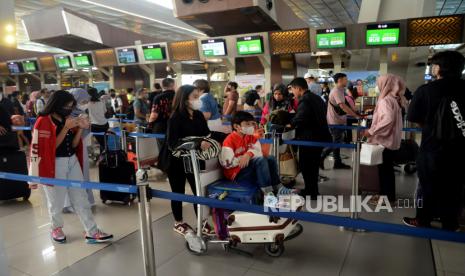 Calon penumpang pesawat antre untuk check in di Terminal 3 Bandara Sekarno Hatta, Tangerang, Banten, Kamis (20/4/2023). 