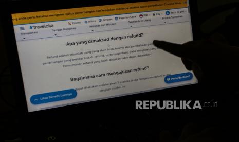 Calon penumpang yang sudah membeli tiket pesawat membaca syarat dan ketentuan sebelum mengajukan pengembalian dana pembelian secara online di Pekanbaru, Riau, Jumat (27/3/2020). Dampak dari pandemi virus Corona (COVID-19), permintaan pengembalian dana (refund) ataupun penjadwalan ulang (reschedule) tiket pesawat dan hotel secara online mengalami peningkatan drastis dari situasi normal