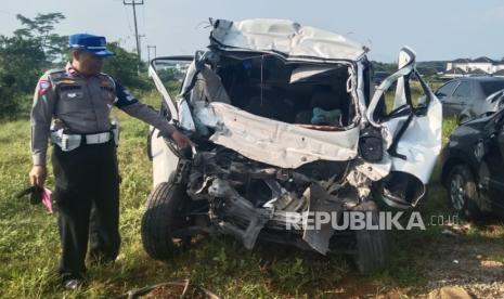 Kecelakaan lalu lintas. Salah satu penyebab kecelakaan lalu lintas adalah sopir mengantuk saat mengemudi.