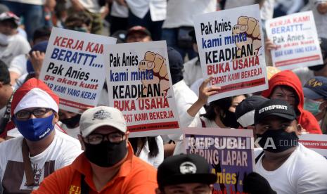 Sejumlah massa yang tegabung dalam aliansi karyawan hiburan dan pengusaha hiburan Jakarta melakukan aksi di depan Balaikota, Jakarta, Selasa (21/7). Dalam aksinya mereka menuntut pemprov DKI Jakarta segera membuka tempat hiburan, Alasanya karyawan tempat hibuan mengalami krisis ekonomi karena tidak bekerja selama pandemi Covid-19.Prayogi/Republika.