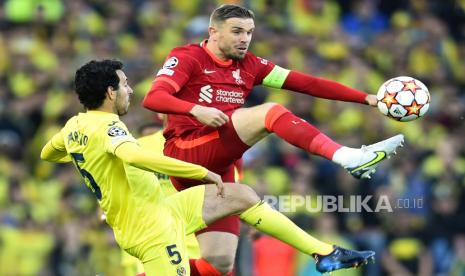 Pemain Liverpool Jordan Henderson (kanan) beraksi melawan pemain Villarreal Daniel Parejo pada pertandingan sepak bola leg pertama semi final Liga Champions UEFA antara Liverpool FC dan Villarreal CF di Liverpool, Inggris, 27 April 2022.