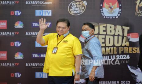 Ketua Umum Partai Golkar Airlangga Hartarto tiba di lokasi untuk mendengarkan sesi Debat Kedua Calon Wakil Presiden Pemilu 2024 di Jakarta Convention Center (JCC), Jakarta, Jumat (22/12/2023). Debat kedua ini mengangkat tema Ekonomi Kerakyatan dan Digital, Keuangan, Investasi Pajak, Perdagangan, Pengelolaan APBN-APBD, Infrastruktur dan Perkotaan.