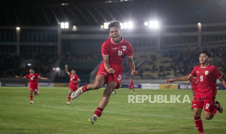 U-16 national team player Evandra Florasta celebrates after scoring a goal for the Philippines in the group A of the AFF U-16 Cup at Manahan Stadium, Solo, on Monday (24/6/2024).