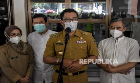 Gubernur Jawa Barat Ridwan Kamil (kedua kanan) didampingi Plh Direktur Utama RSHS dr Yana Akhmad Supriatna (kanan) memberikan keterangan pers usai melakukan peninjauan di RSUP Dr Hasan Sadikin (RSHS), Pasteur, Kota Bandung, Senin (9/5/2022). Peninjauan tersebut untuk memantau serta memastikan kesiapan RSHS dalam melakukan penyaringan (screening) dan penanganan penyakit Hepatitis akut yang telah dinyatakan Badan Kesehatan Dunia (WHO) sebagai kasus luar biasa (KLB). Hingga saat ini, belum ditemukan kasus Hepatitis akut di Provinsi Jawa Barat. Foto: Republika/Abdan Syakura