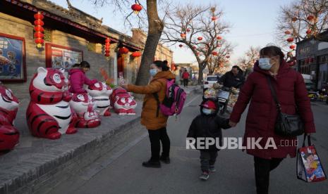  Warga yang mengenakan masker di sepanjang jalan gang di Beijing, China