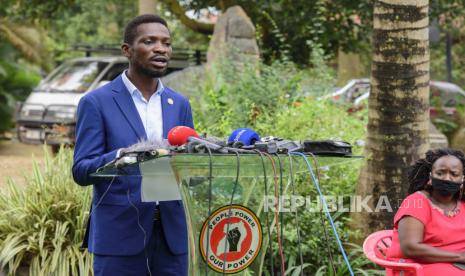  Kandidat presiden Uganda Robert Kyagulanyi Ssentamu, atau dikenal sebagai Bobi Wine, berbicara dalam konferensi pers sehari setelah pemilihan umum di rumahnya di Kampala, Uganda, 15 Januari 2021. 