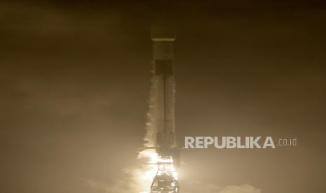 Gambar selebaran yang disediakan oleh National Aeronautics and Space Administration (NASA) menunjukkan peluncuran roket SpaceX Falcon 9, dengan Uji Pengalihan Asteroid Ganda, atau DART, pesawat ruang angkasa di dalamnya, dari Space Launch Complex 4E di Vandenberg Space Force Base di California, AS , 23 November 2021. 