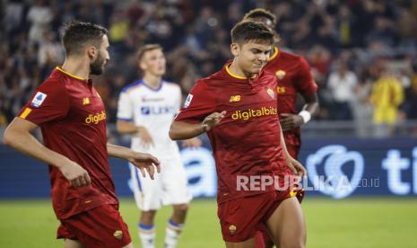  Paulo Dybala dari Roma cedera setelah mencetak gol melalui penalti pada pertandingan sepak bola Serie A Italia antara Roma dan Lecce di stadion Olimpico di Roma, Italia, Senin (10/10/2022) dini hari WIB.