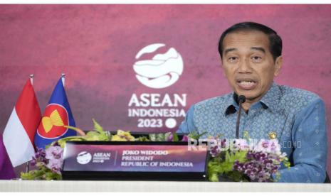 Presiden Indonesia Joko Widodo memberikan keterangan pers terkait hasil pertemuan Konferensi Tingkat Tinggi (KTT) Ke-42 ASEAN di Labuan Bajo, Manggarai Barat, NTT, Kamis (11/5/2023). 